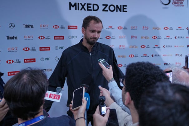 Daniil Medvedev desclassificado da semifinal do China Open após acertar um espectador com uma bola