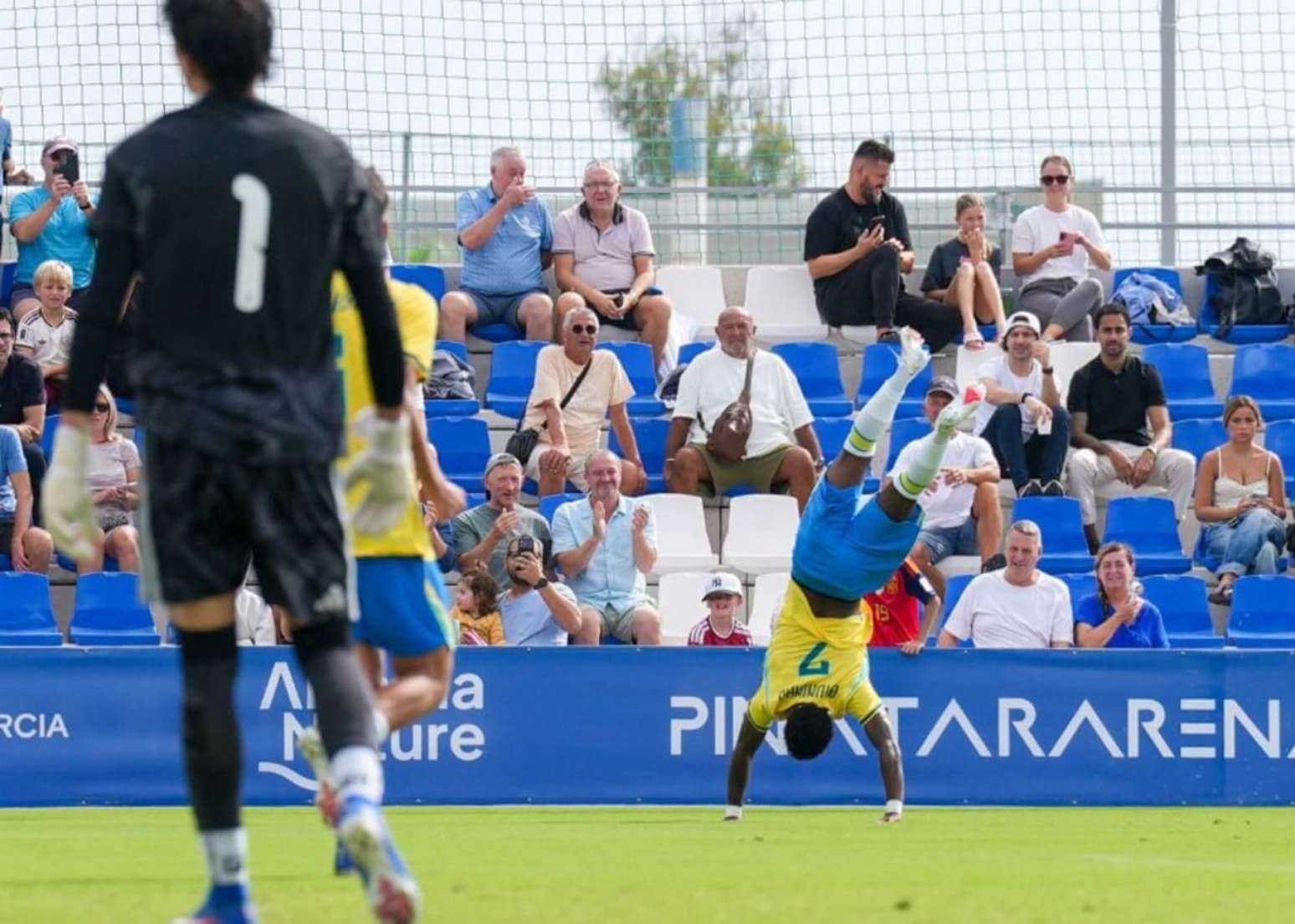 Bruninho comemora o seu gol para o Brasil dando cambalhota.
