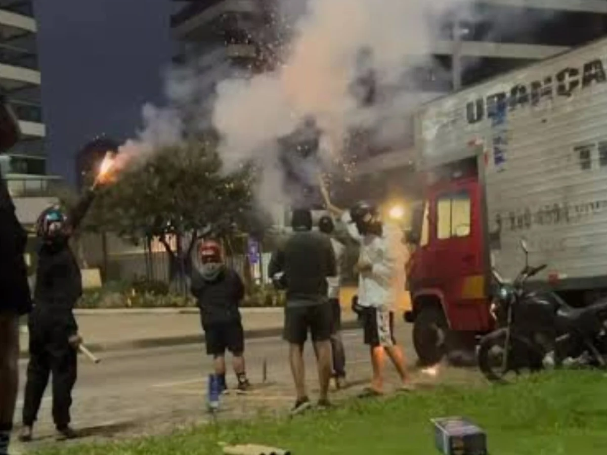 Sul-Americana: torcedores do Vasco fazem foguetório em hotel do Boca Jrs.