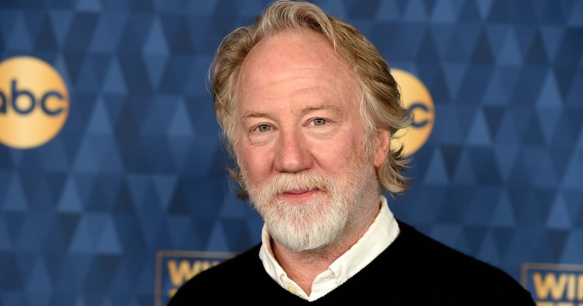 Um juiz do Novo México arquivou as acusações contra o ator Timothy Busfield, citando má conduta do promotor.