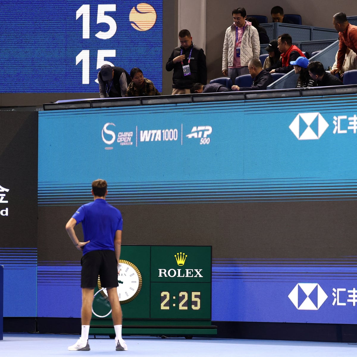 Daniil Medvedev desclassificado da semifinal do China Open após acertar um espectador com uma bola