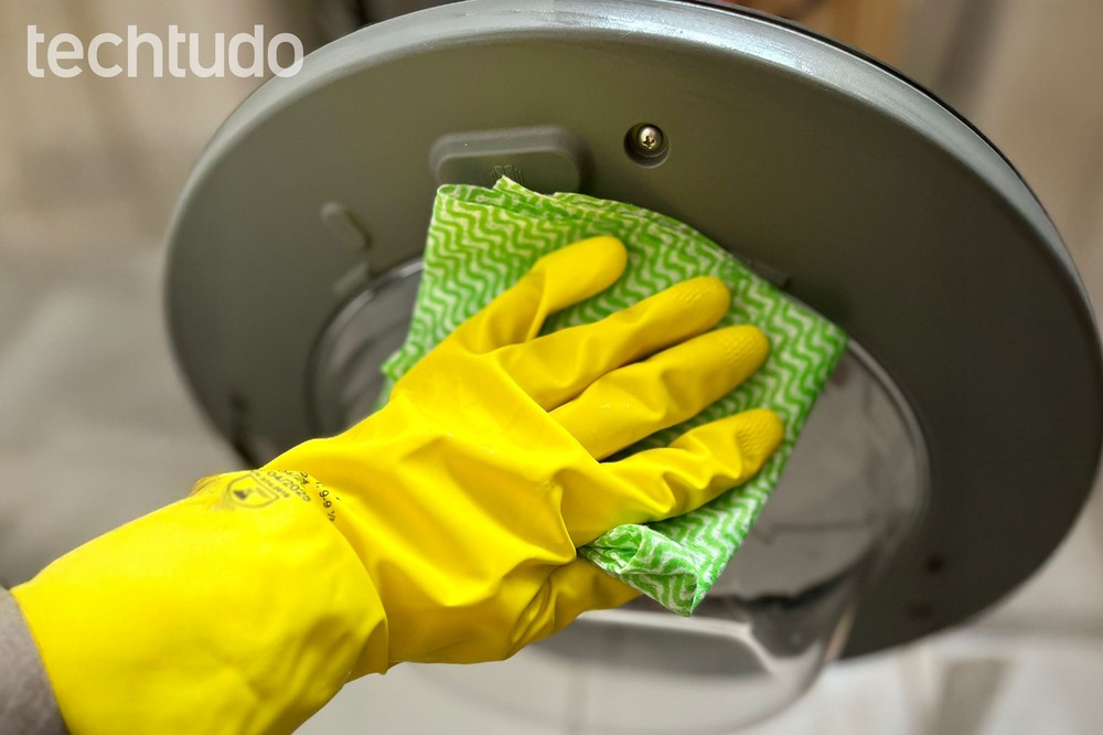 Na hora de limpar a porta da máquina de lavar, lembre-se de cuidar também da borracha de vedação ao redor — Foto: Uara Gonçalves/TechTudo