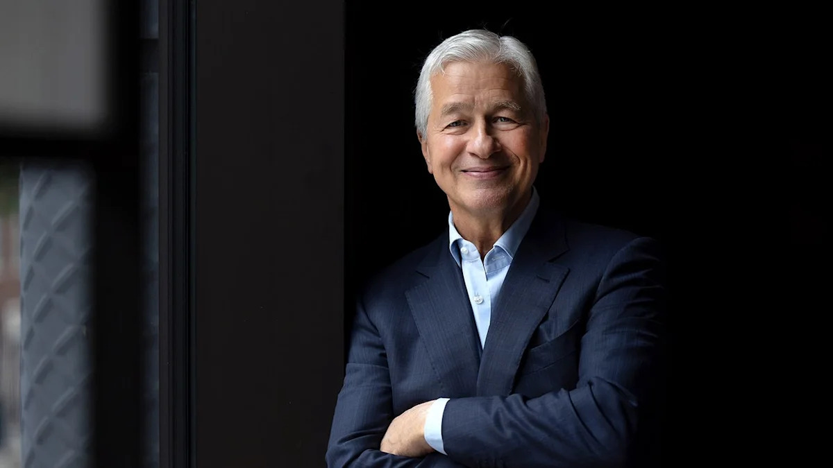 Jamie Dimon afiuzou seu alerta sobre uma apertada de crédito corporativa iminente, dizendo que a competição global por capital significa 'o mercado pedirá mais'. Por que esse alerta é importante para tomadores de empréstimo e investidores em títulos.