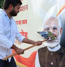 Manifestante rasga cartaz com a imagem do premiê Narendra Modi, em Nova Déli. (10/10/2026) Foto: RFI