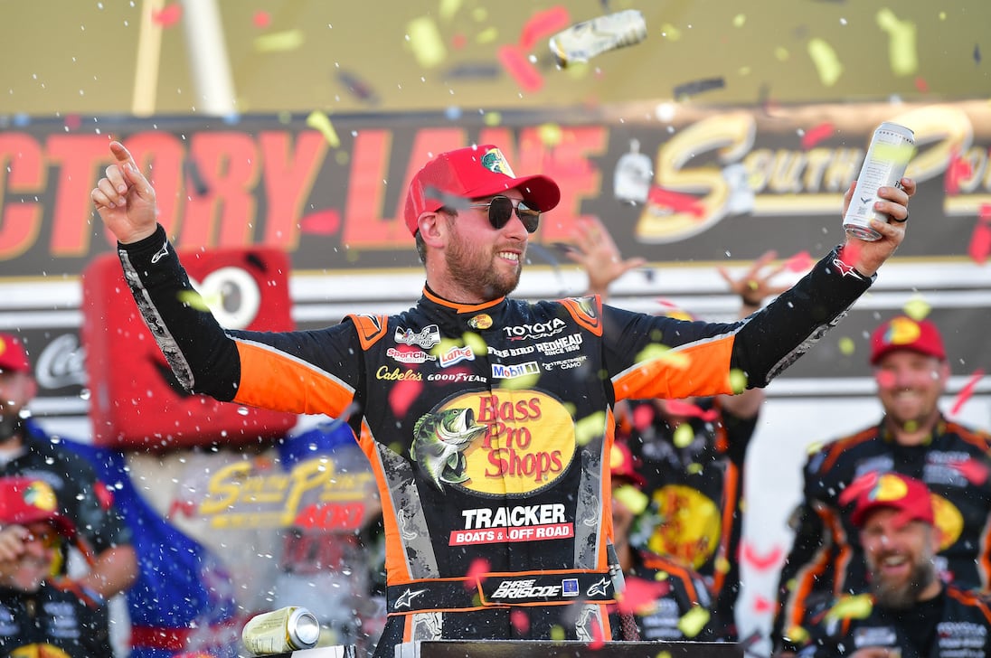Tyler Reddick faz uma jogada arrojada para vencer o Freeway Insurance 500