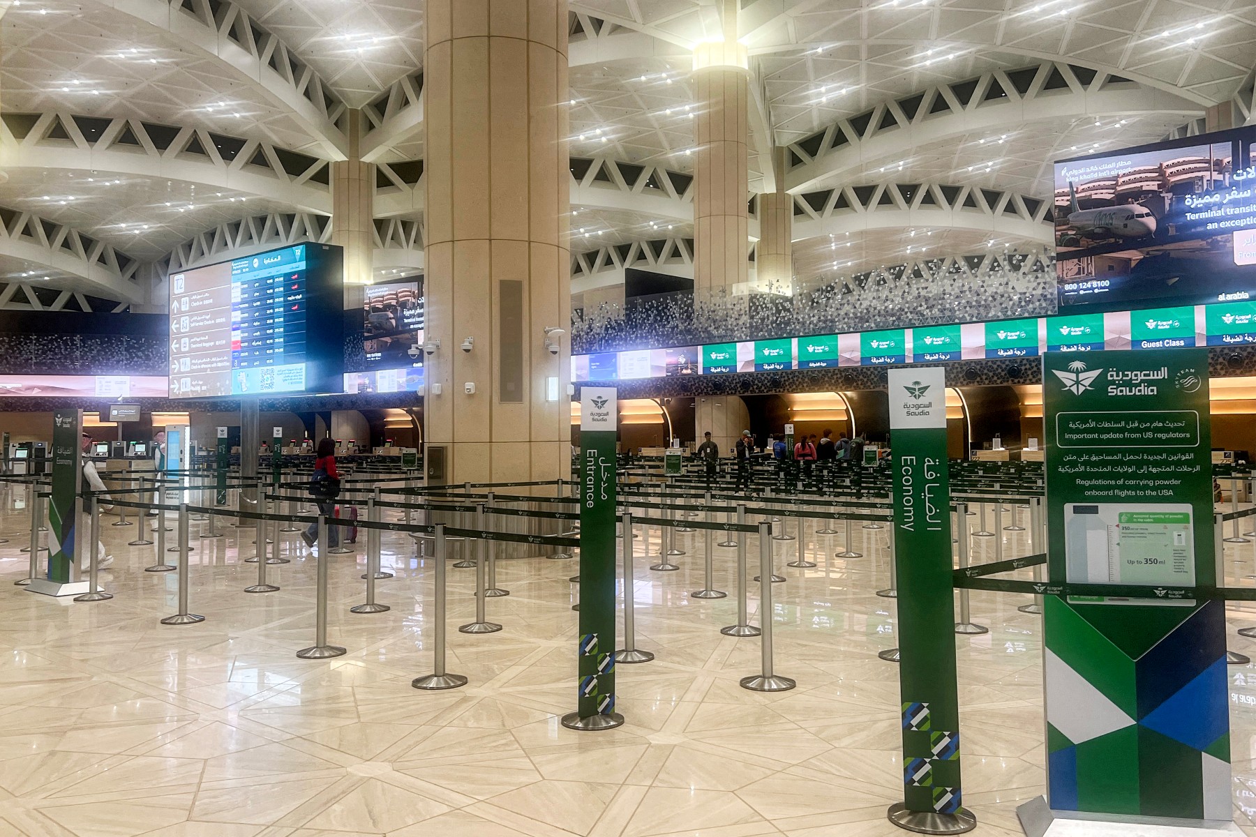 Pakistandês morto e 11 feridos no último ataque ao aeroporto de Riad