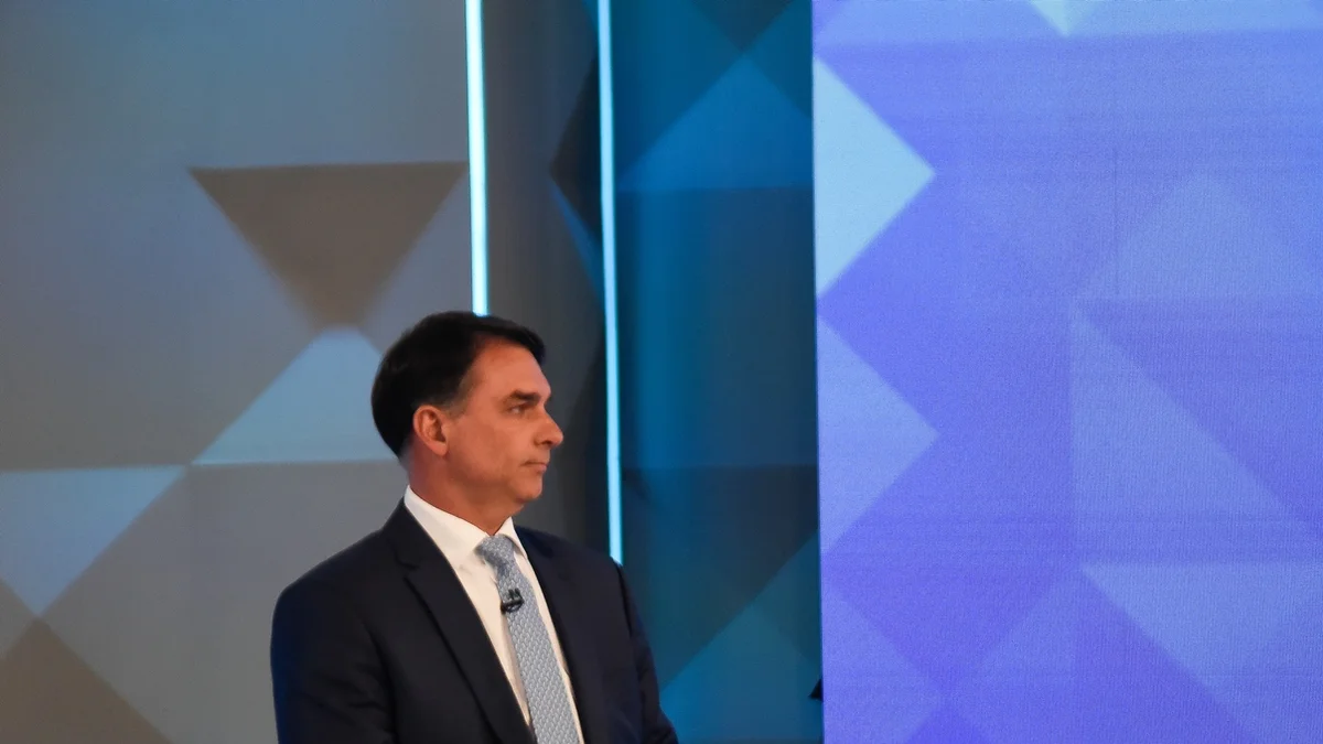 Flávio Bolsonaro perde o debate e a dignidade, se é que já teve alguma