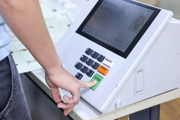 Eleitores só poderão ser presos em flagrante a partir desta terça (20/10) - destaque galeria