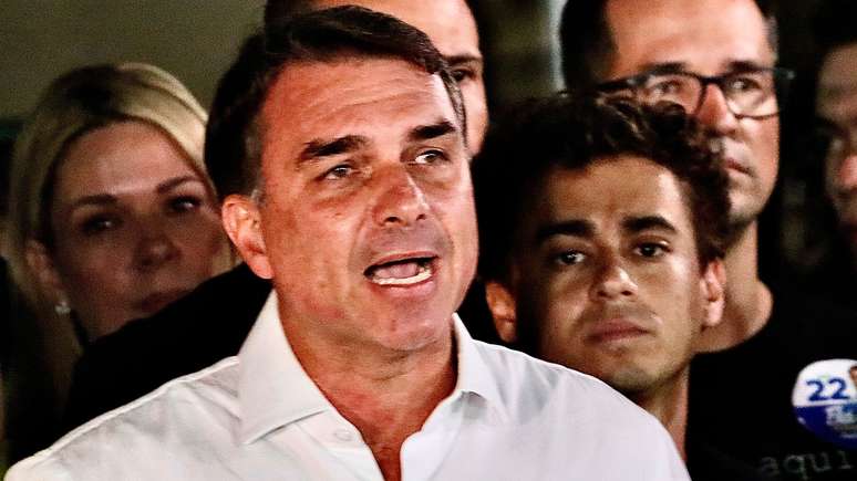 Flávio Bolsonaro não entrega passaporte à PF e descumpre ordem de Moraes