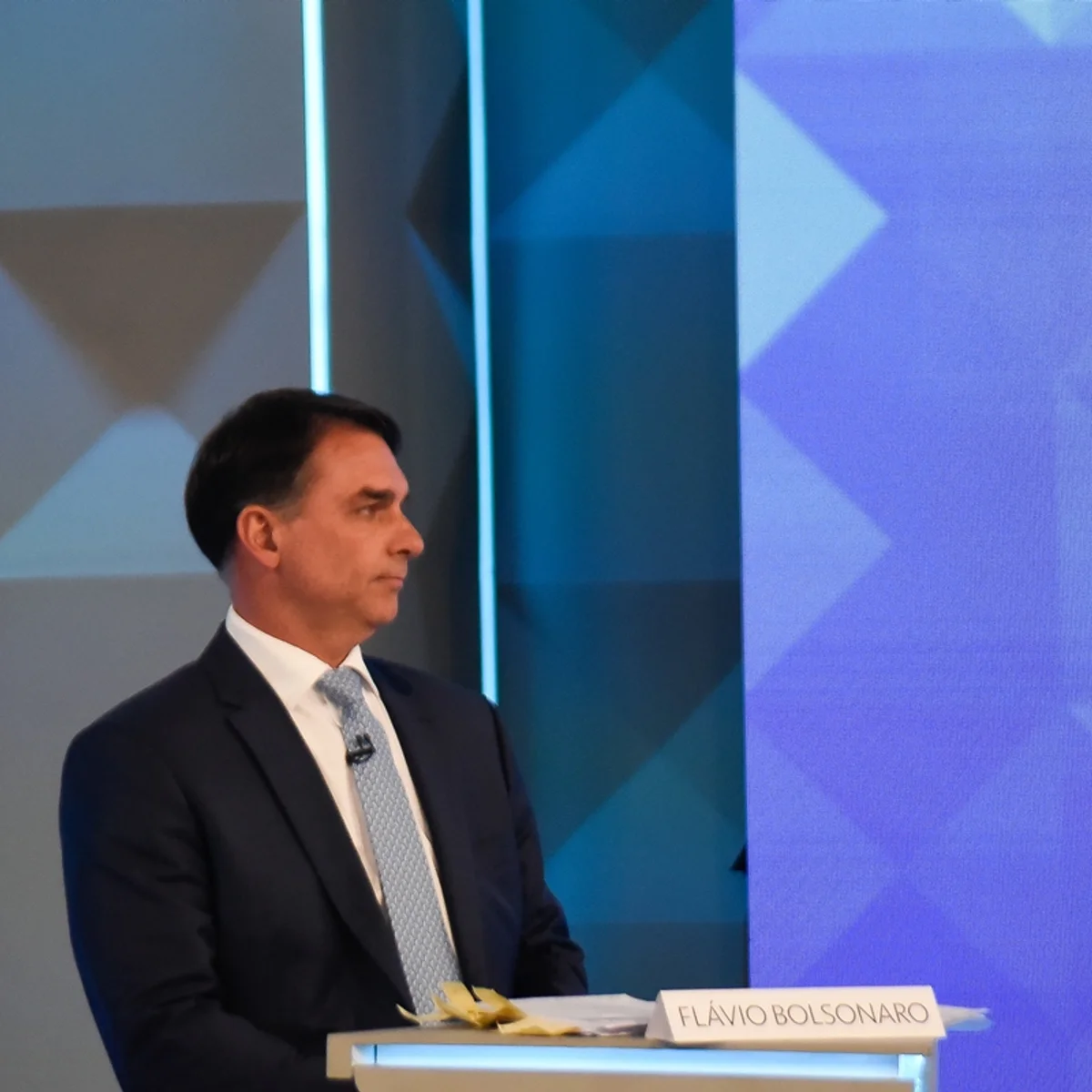 Flávio Bolsonaro perde o debate e a dignidade, se é que já teve alguma