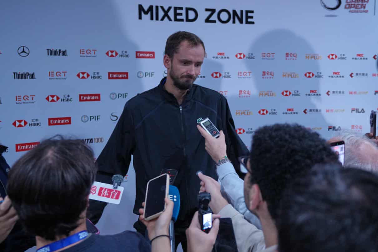 Daniil Medvedev desclassificado da semifinal do China Open após acertar um espectador com uma bola