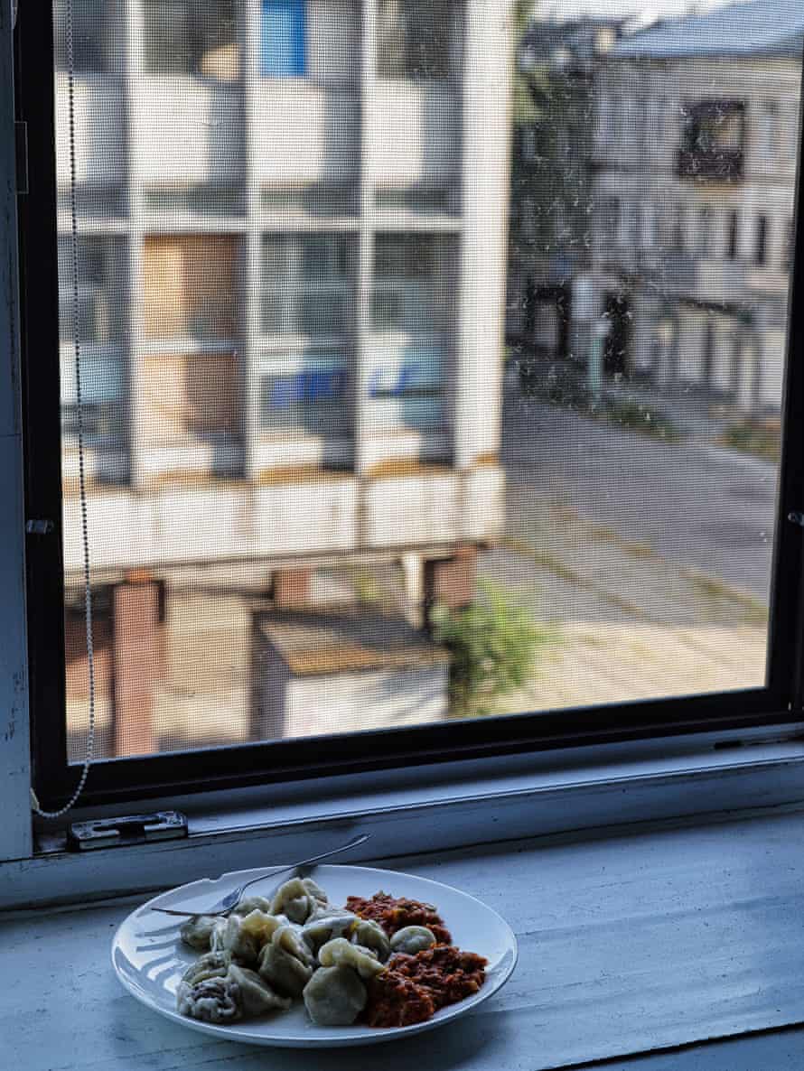 "Drones all night.", "By morning, you smell the smoke": vida no último hotel da linha de frente da Ucrânia
