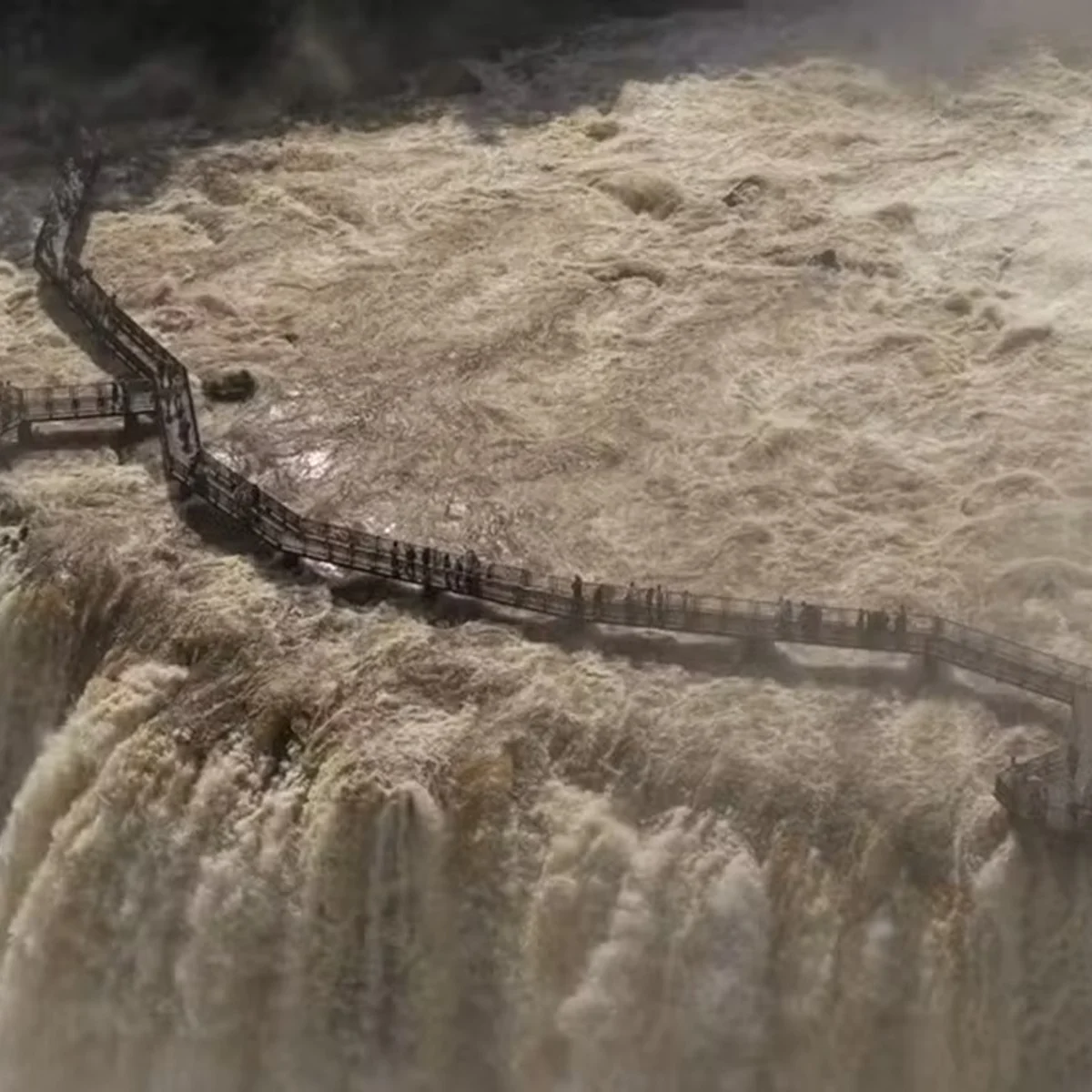 Cataratas do Iguaçu registram vazão quase 8 vezes maior que média histórica