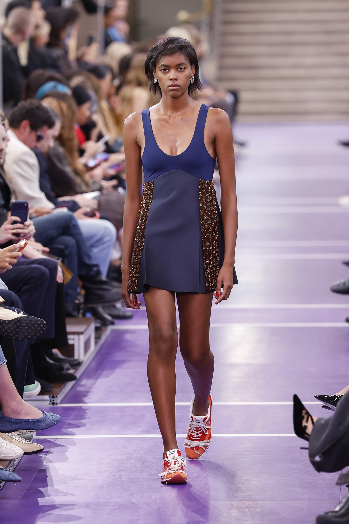 Miu Miu revela parceria com Wrangler e apresenta jeans vintage em Paris