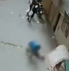 Homem salva criança que caiu de prédio segundos antes de atingir o chão Foto: Reprodução/X/@Rulaelhalabi