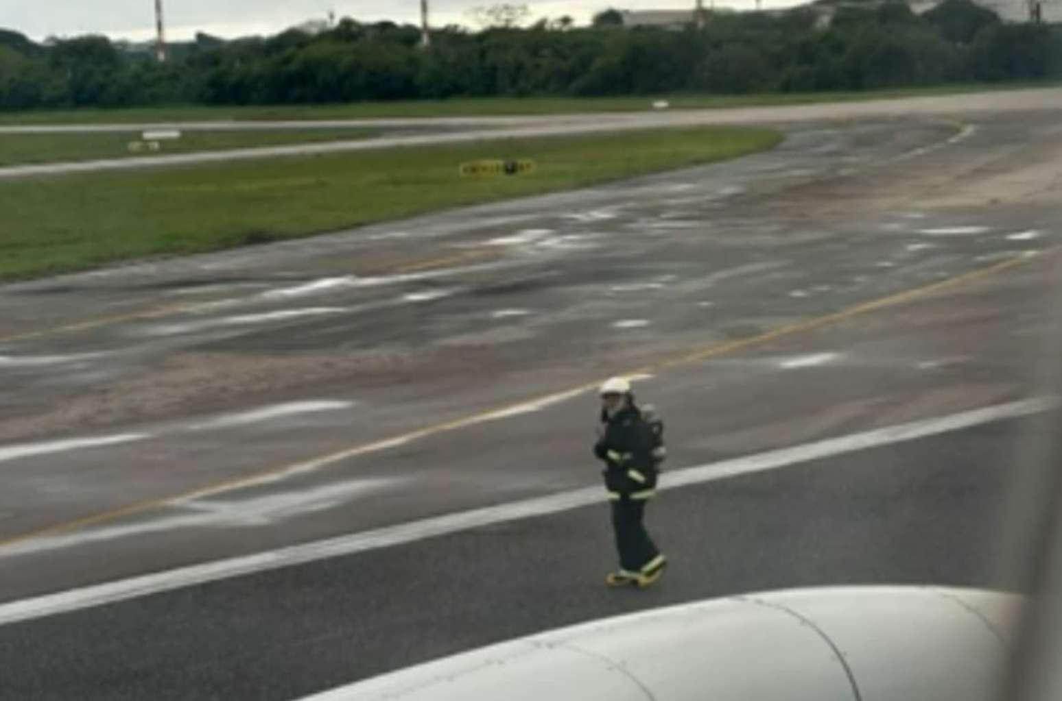 Bombeiros j&aacute; aguardavam aeronave pousar