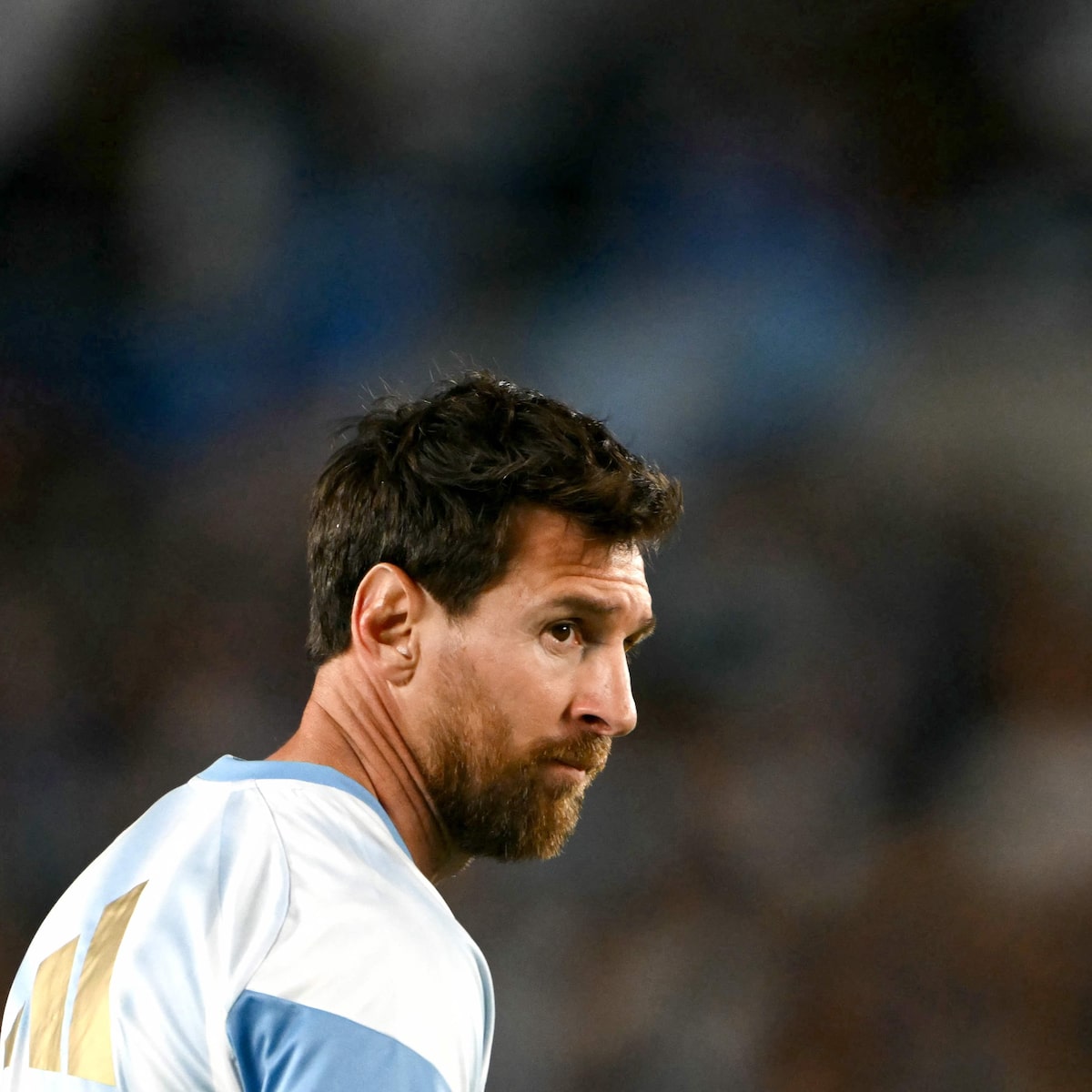 Hotel sem água quente e falta de cachê: africanos denunciam precaridade em despedida de Messi