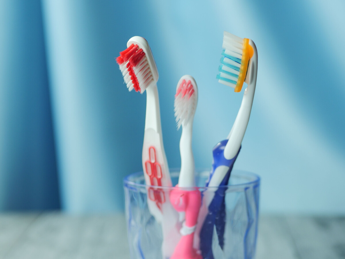 Imagem da matéria: Sergio Franco, dentista: "Nunca cubra el cepillo de dientes con una funda de plástico; parece más higiénico, pero favorece la proliferación de bacterias"