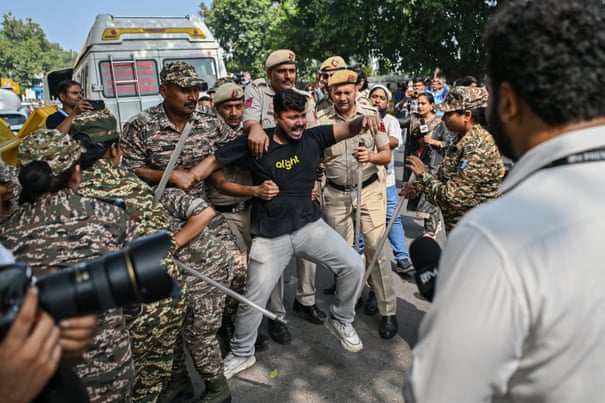 Líder do partido 'Cockroach' solto enquanto Deli se prepara para o segundo dia de protestos