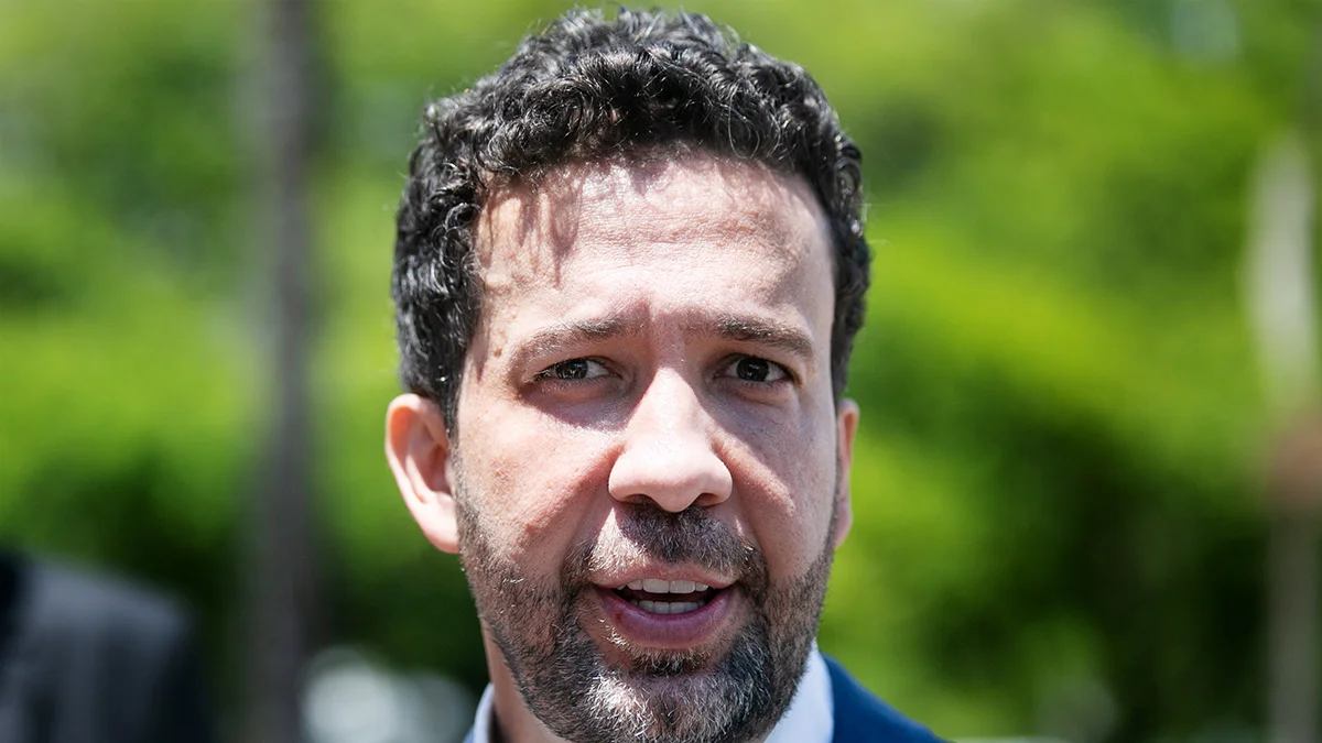 Janones dá "missão mais importante" no canal de Lula: "Retomar símbolos"