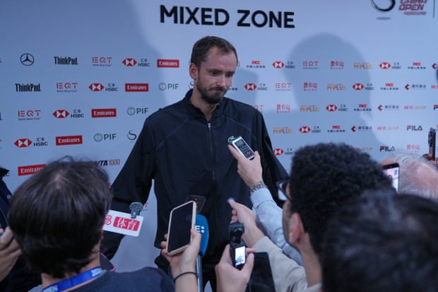 Daniil Medvedev desclassificado da semifinal do China Open após acertar um espectador com uma bola