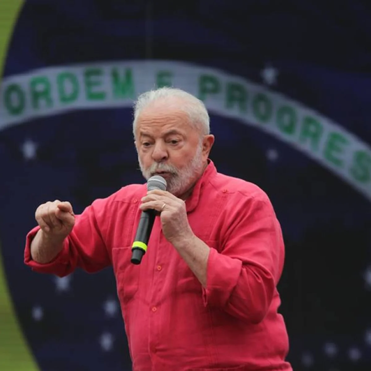 Lula comenta fuga de Flávio Bolsonaro do Brasil: " Vergonhoso"