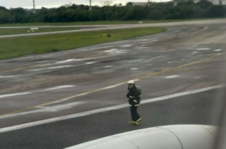 Avião da Azul retorna ao Galeão, no Rio, após suspeita de pane elétrica
