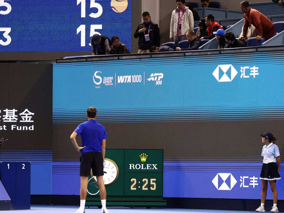 Daniil Medvedev desclassificado da semifinal do China Open após acertar um espectador com uma bola