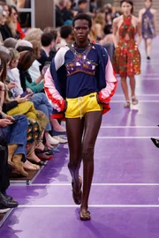 Miu Miu revela parceria com Wrangler e apresenta jeans vintage em Paris