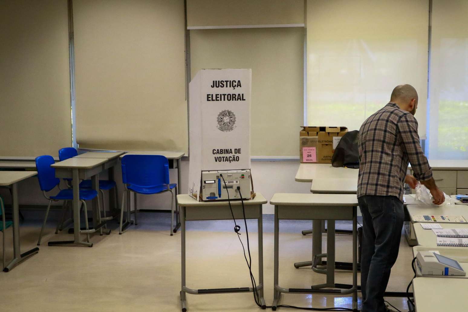 Eleição 2026: Neste domingo (4), cerca de 158 milhões de eleitores brasileiros vão às urnas para escolher deputados federais, estaduais (ou distritais), senadores, governadores e o presidente da República. Na foto, sala pronta para receber eleitores no Colégio Miguel de Cervantes, na zona sul da capital.