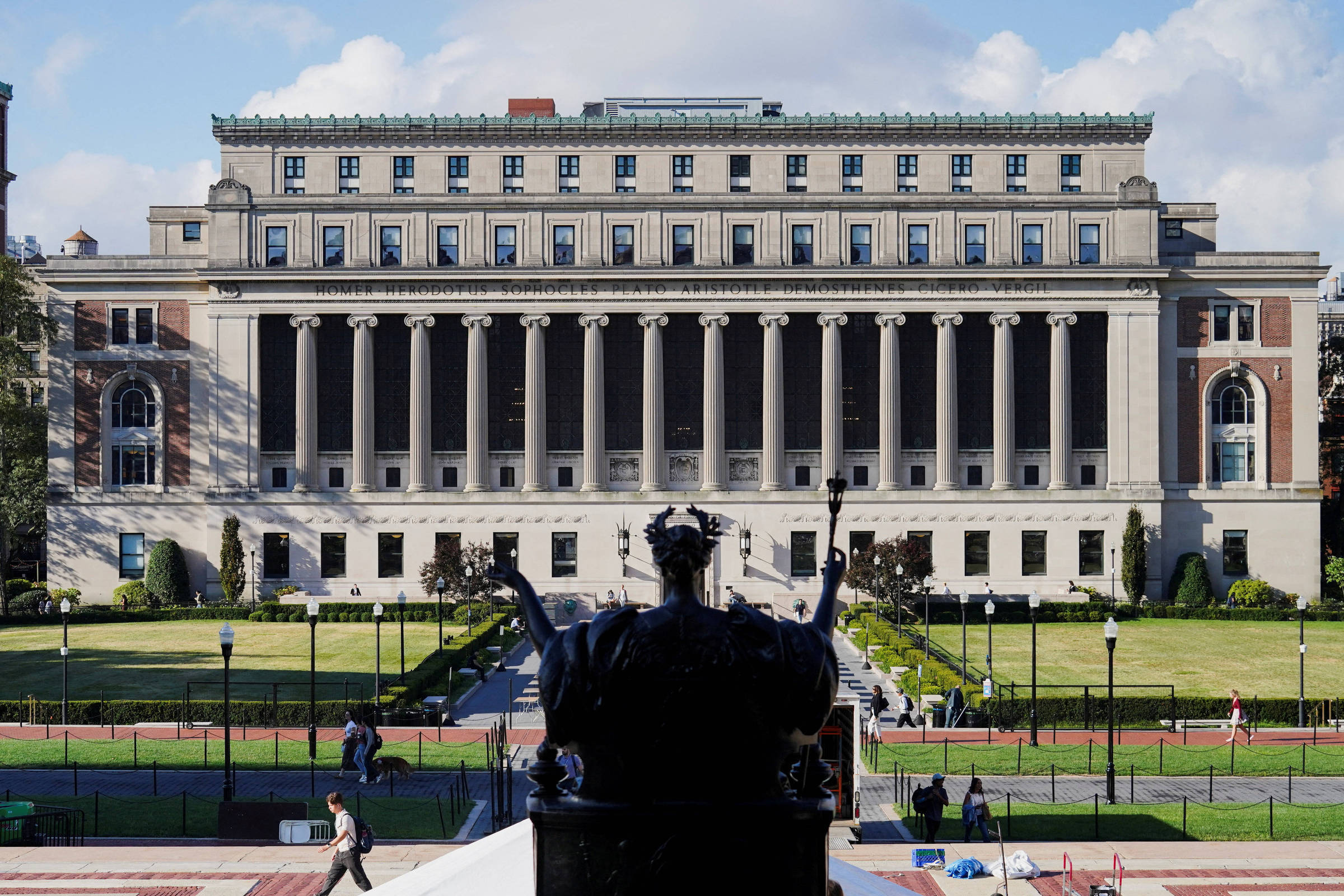Governo Trump propõe taxa de US$ 70 mil para estudantes estrangeiros trabalharem nos EUA