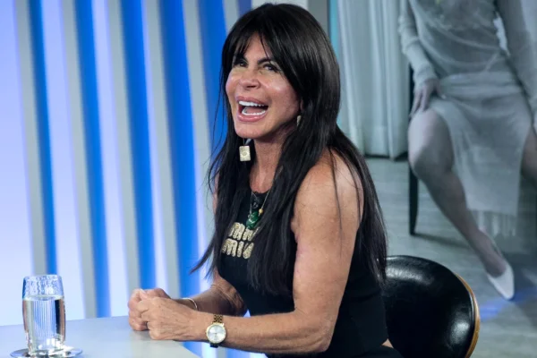 Gretchen tira peruca ao vivo e mostra resultado de transplante capilar