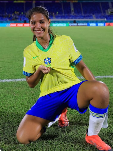Quem é a brasileira de 17 anos apontada por Messi como uma das maiores promessas do futebol