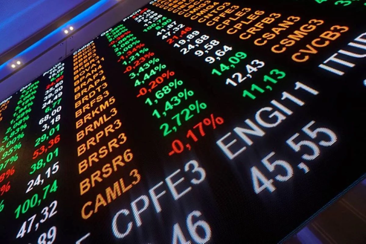 Bolsa tem leve alta à espera de pesquisa e diante de nova alta do petróleo