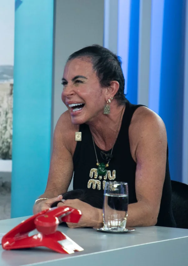 Gretchen tira peruca ao vivo e mostra resultado de transplante capilar