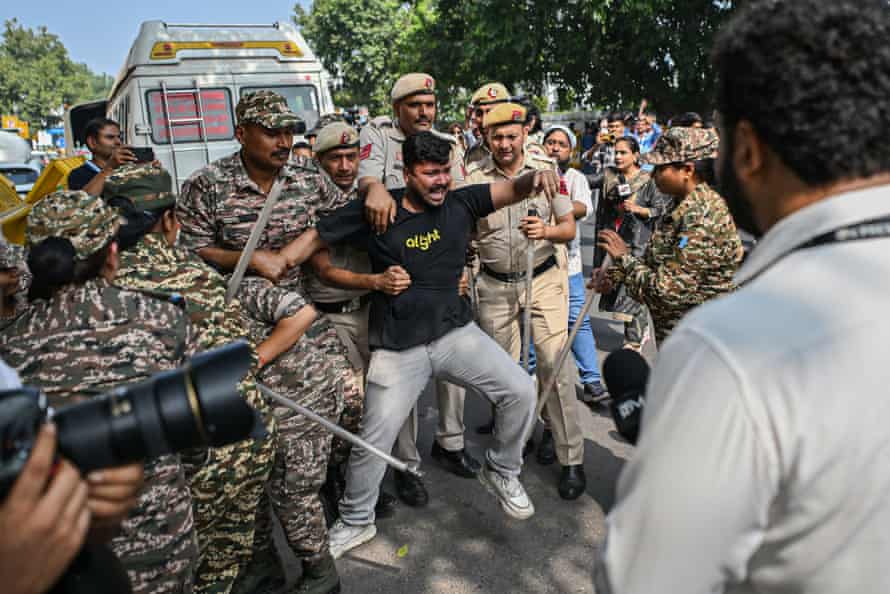 Líder do partido 'Cockroach' solto enquanto Deli se prepara para o segundo dia de protestos