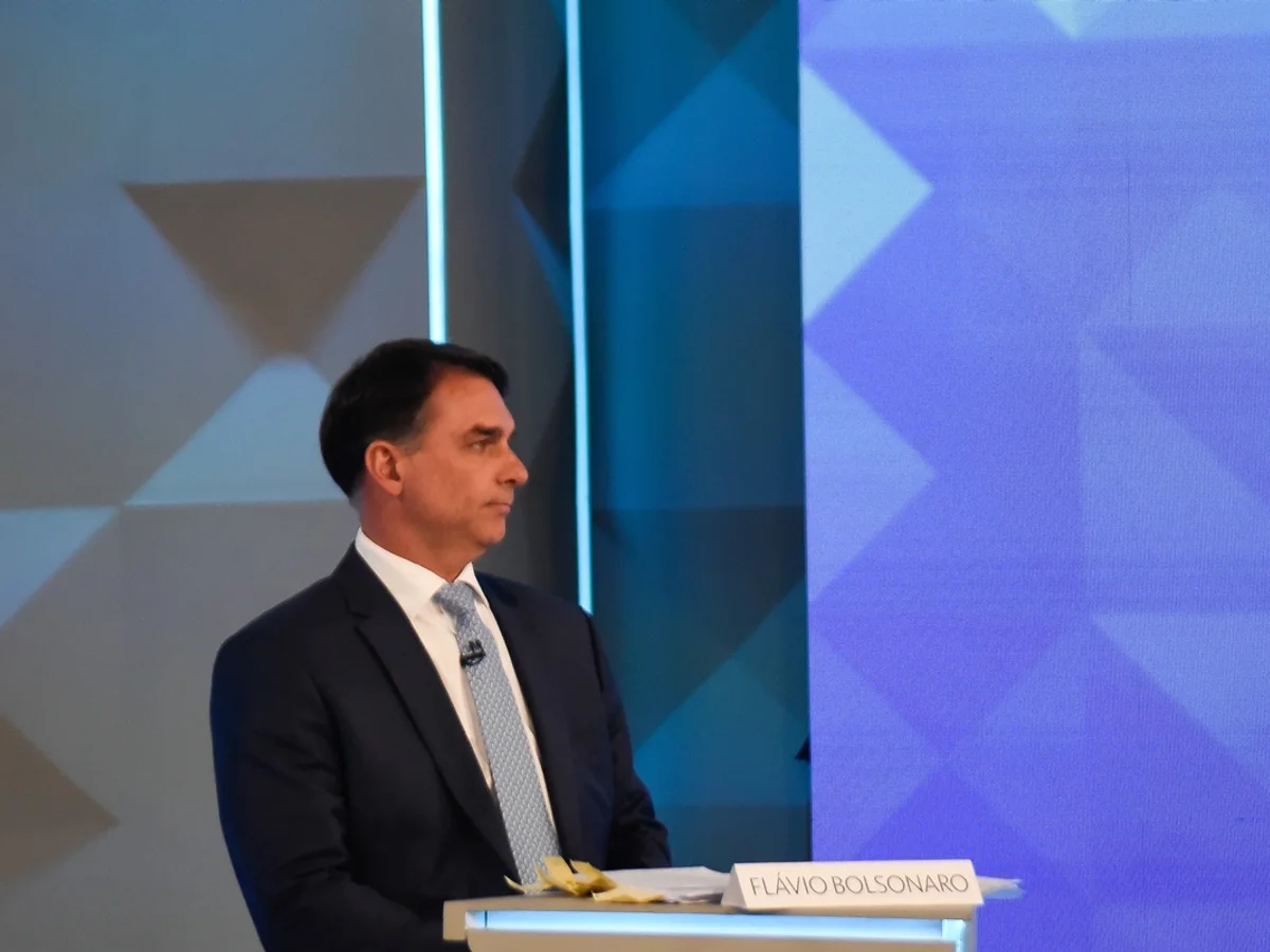 Flávio Bolsonaro perde o debate e a dignidade, se é que já teve alguma