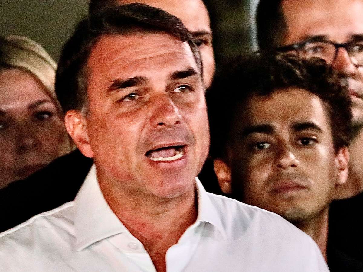 Flávio Bolsonaro não entrega passaporte à PF e descumpre ordem de Moraes