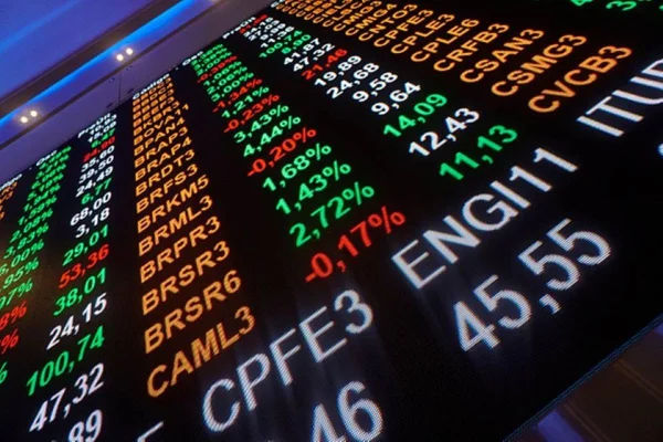 Bolsa tem leve alta à espera de pesquisa e diante de nova alta do petróleo