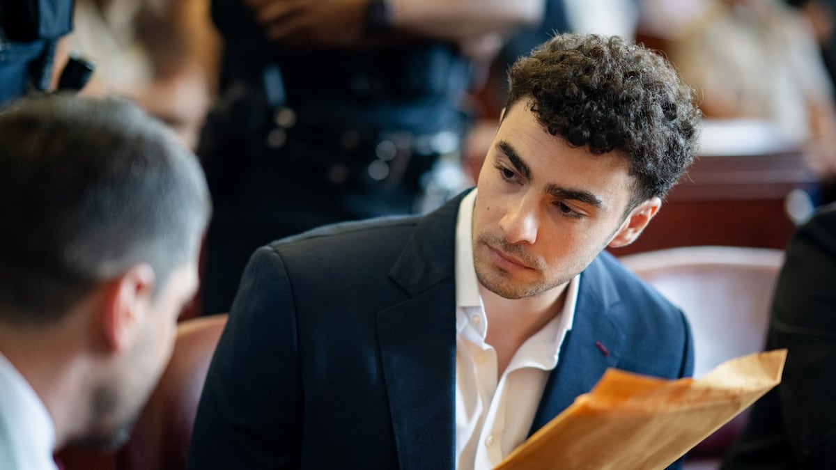 New York prosecutors seek to sustain their case against Luigi Mangione, despite his federal plea