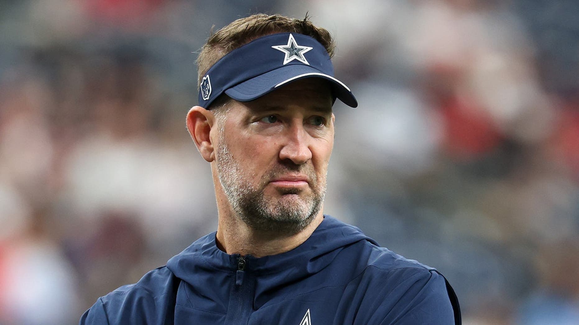 Brian Schottenheimer agora ocupa o cargo mais quentinho da NFL após o colapso dos Cowboys contra os Buccaneers
