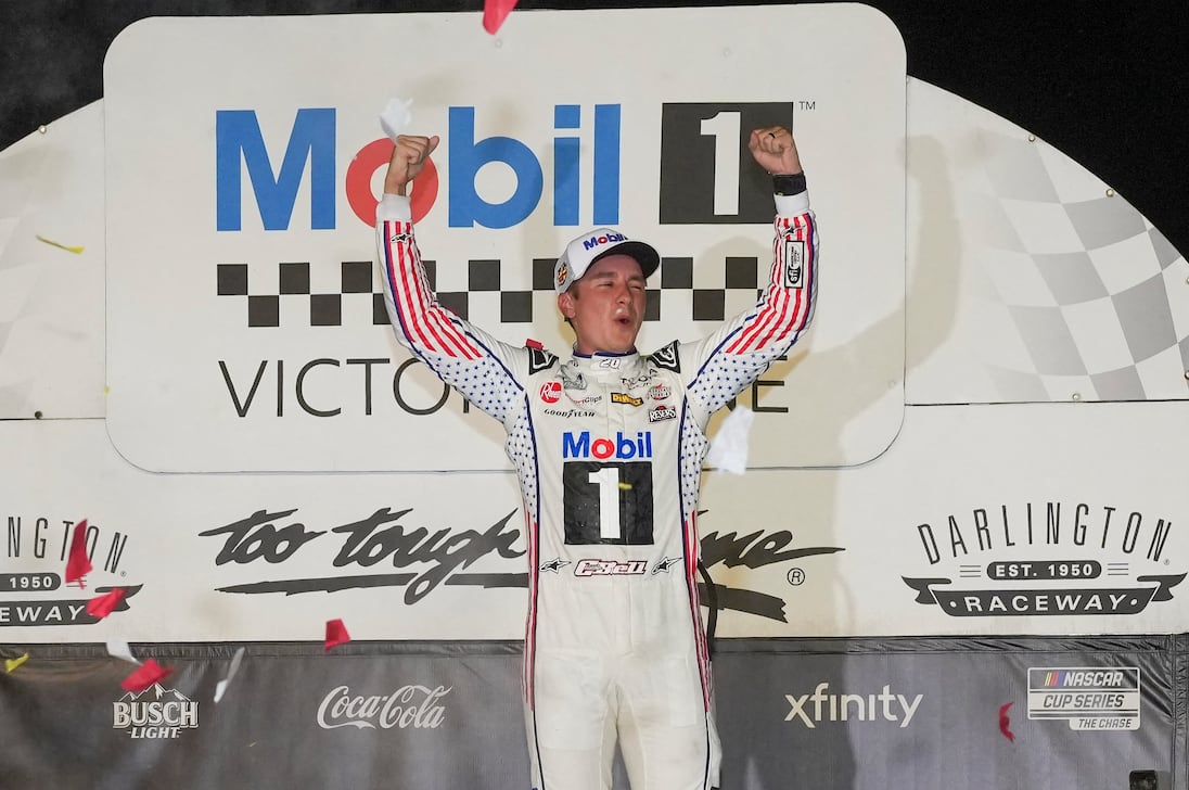 Tyler Reddick faz uma jogada arrojada para vencer o Freeway Insurance 500