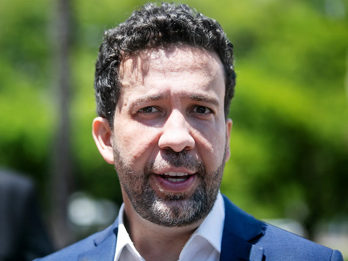Janones dá "missão mais importante" no canal de Lula: "Retomar símbolos"