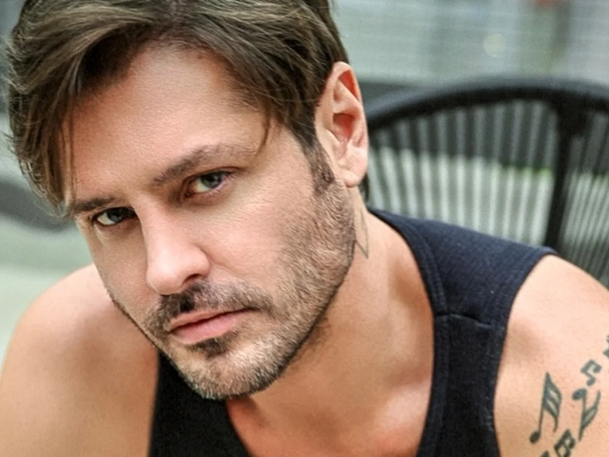 Dado Dolabella faz live vestido de vampiro e vira assunto nas redes