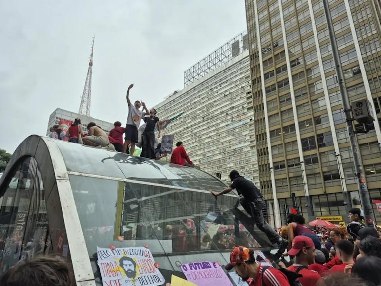 PM relata depredação, tumulto e pichações em dispersão de ato pró-Lula na Paulista