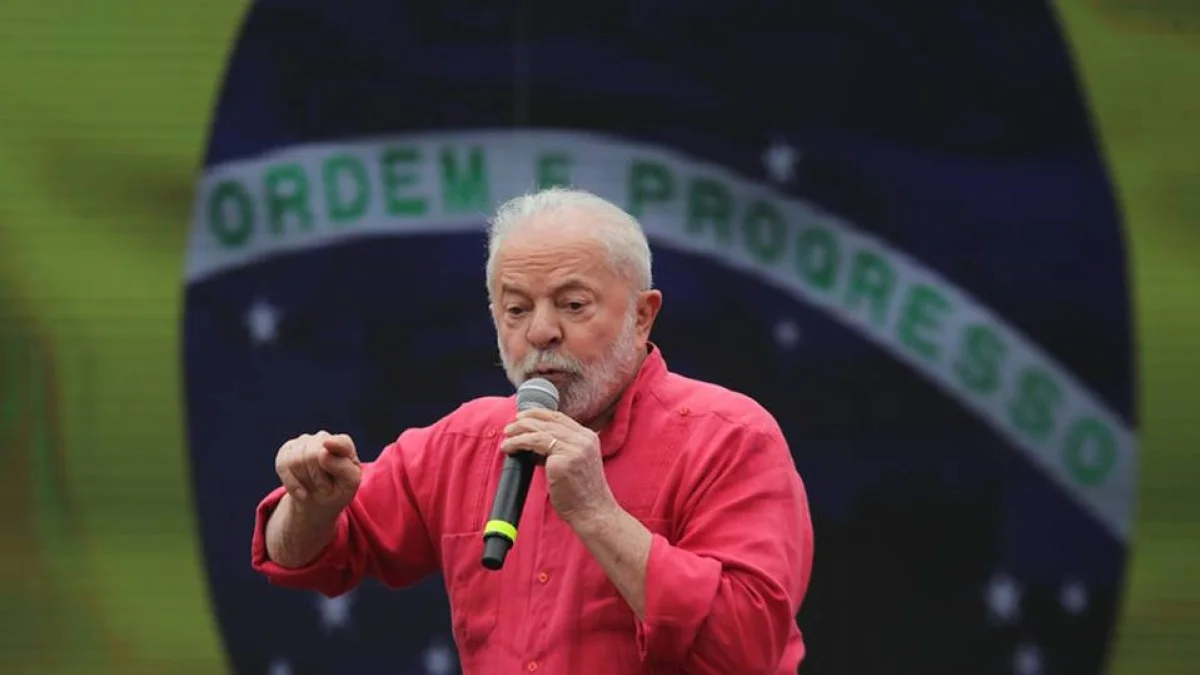 Lula comenta fuga de Flávio Bolsonaro do Brasil: " Vergonhoso"