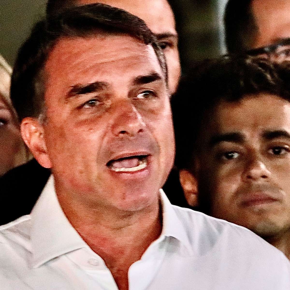 Flávio Bolsonaro não entrega passaporte à PF e descumpre ordem de Moraes