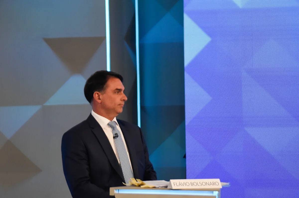 Flávio Bolsonaro perde o debate e a dignidade, se é que já teve alguma