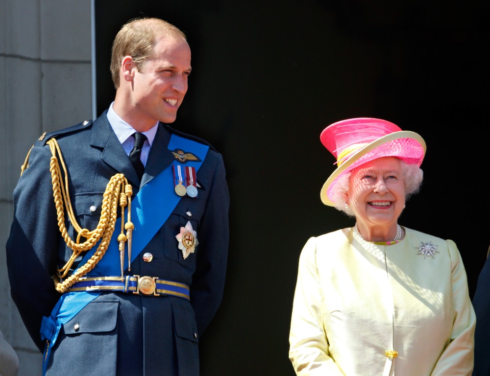 O Príncipe William e a Rainha Elizabeth II (1926-2022) em evento da Família Real Britânica no Palácio de Buckingham em 10 de julho de 2015 — Foto: Getty Images