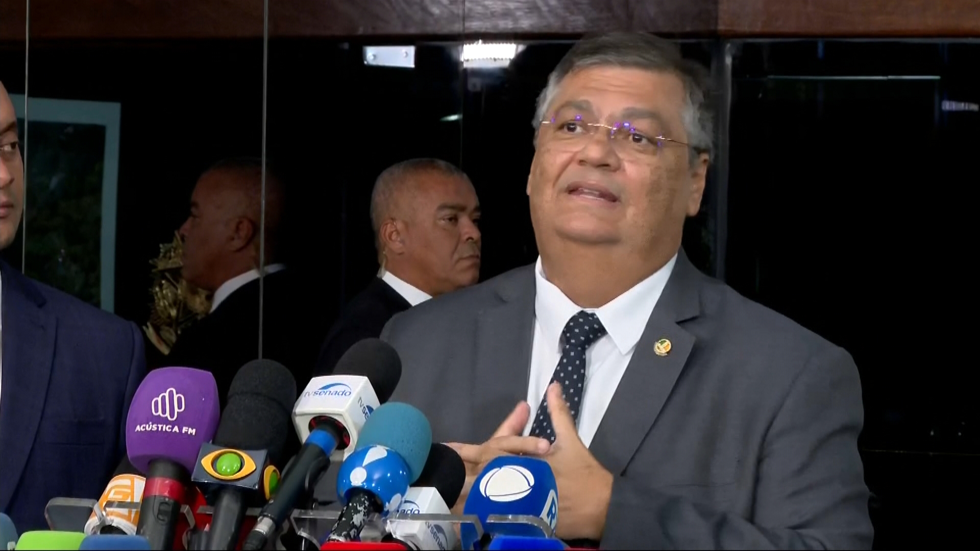 Entenda a determinação de Dino para investigar a campanha de Flávio Bolsonaro por suposta interferência estrangeira